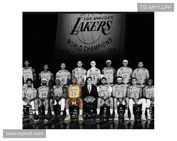 湖人发布全新海报三巨头同框老詹小里击掌瞬间引发球迷热议